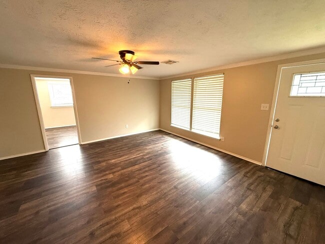 Building Photo - 224 Lilac Dr