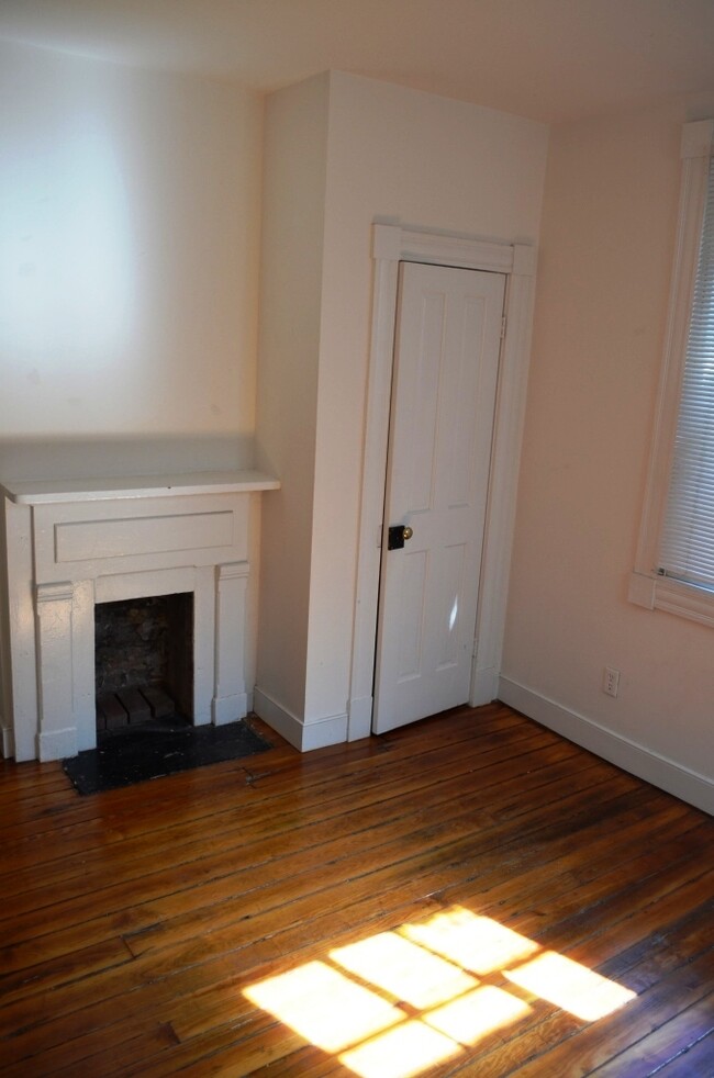 Building Photo - MAIN218B