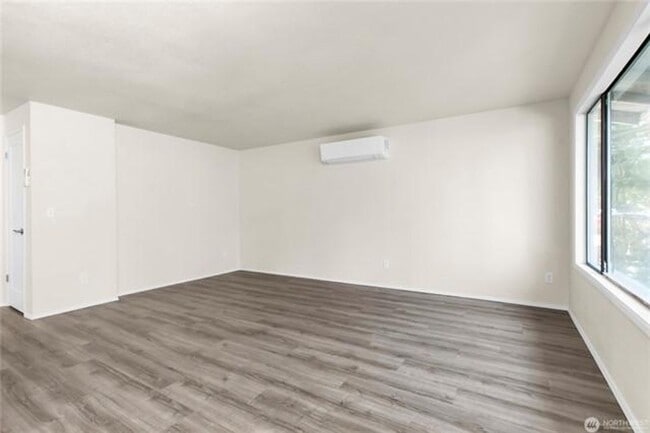 Building Photo - Beautifully Updated Duplex | W/D Included | Ideal for JBLM Commuters