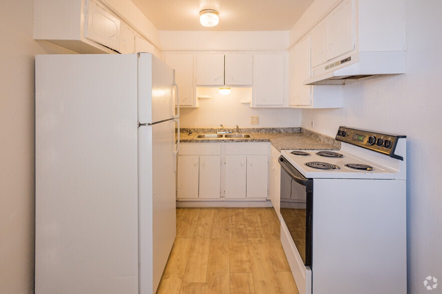 1BR, 1BA - 700SF - Kitchen - The Apartments at Melrose Place