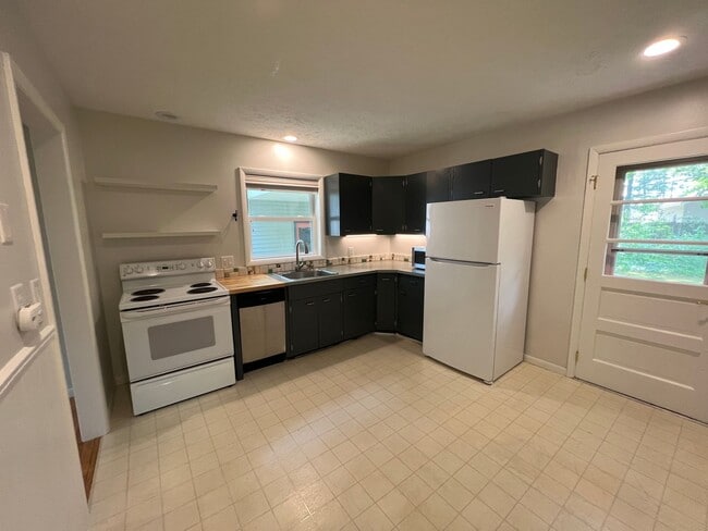 Building Photo - The Little Bungalow of Your Dreams Near East Bay! 2BR / 1BA Long-Term Rental