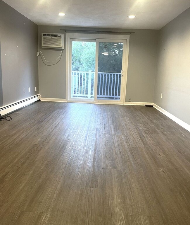Building Photo - Bright 2-bedroom condo with balcony and ma...