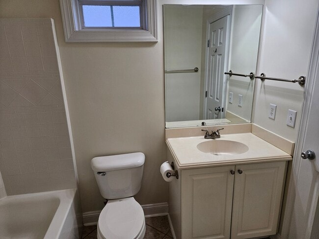 Building Photo - Beautiful 3 Bedroom 2 bath Home in Hampste...