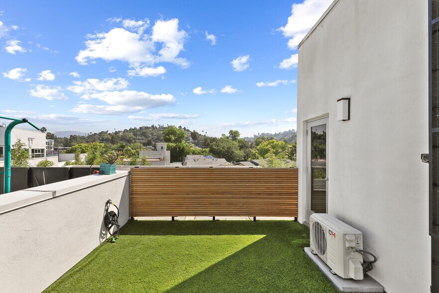 Building Photo - 4111 Sunset Blvd