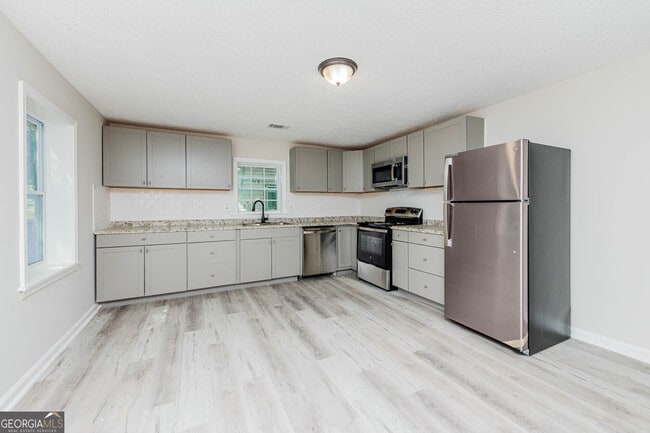 Building Photo - 3584 Log Cabin Dr