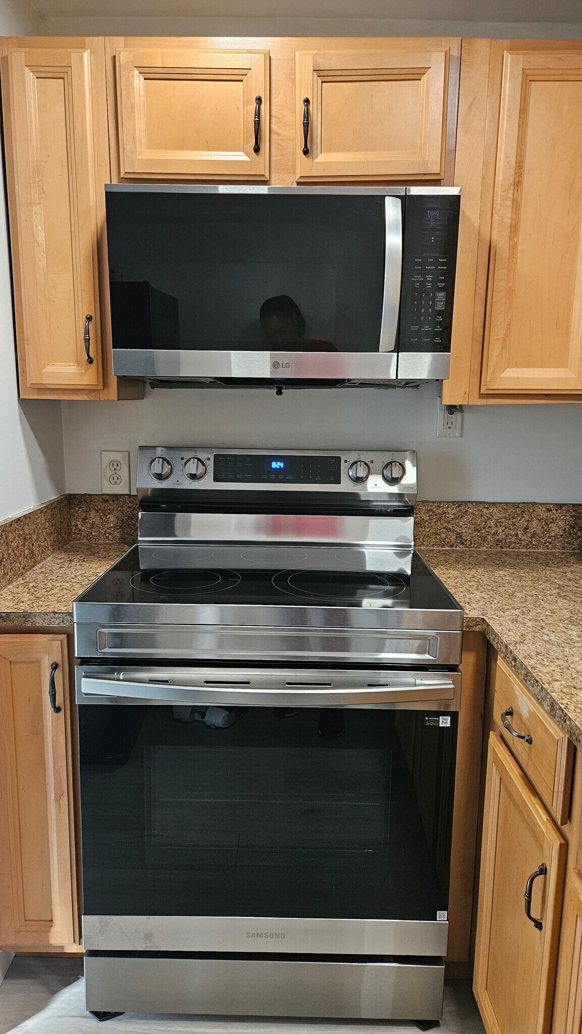 New Samsung range and microwave - 18715 Hamilton St