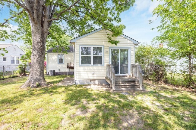 Building Photo - Freshly Renovated 2-Bedroom Home in Quiet ...