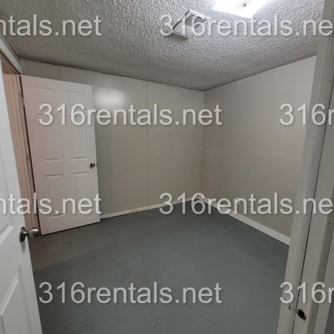 Building Photo - 1201 Hoch