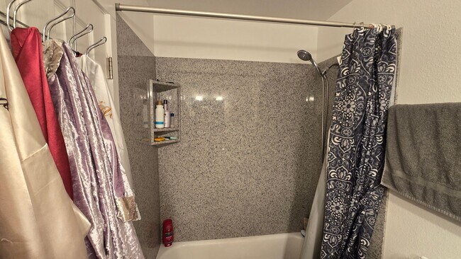 Building Photo - 2 Bed, 1.5 Bath Townhome with Garage Near McKee Medical Center