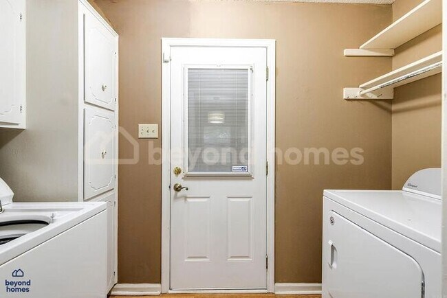 Building Photo - Beautiful 3-Bed 2 Bath Home with Massive Fenced Yard & Private Deck!