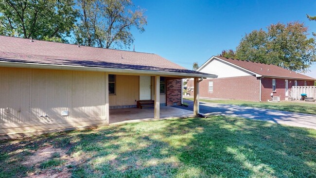 Building Photo - 8614 Burleson Ln
