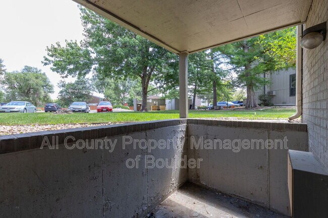 Building Photo - 695 Manhattan Dr