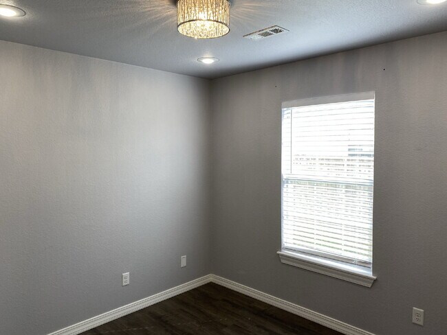 Building Photo - 572 Branchwood Ave