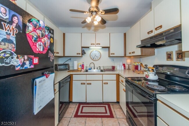 Building Photo - 305 Federal Hill Rd