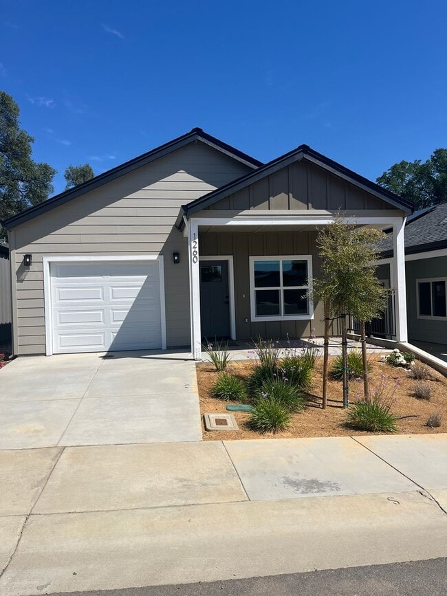 Building Photo - Newly built homes with City of Redding solar!