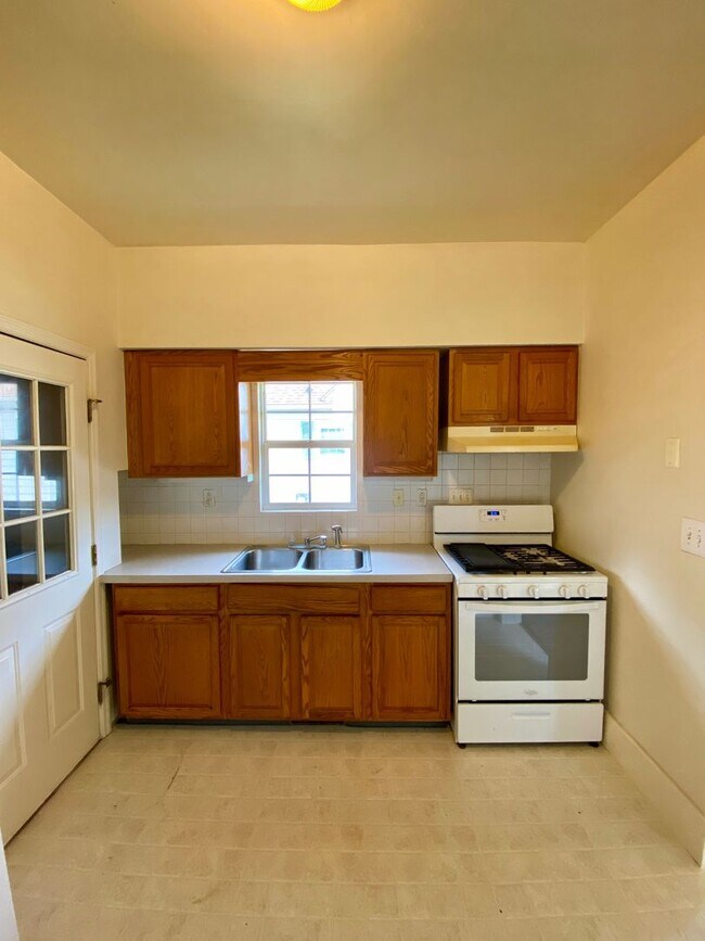 Building Photo - Welcoming Wilshire Heights Ranch Home for ...