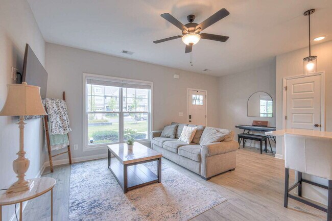 Building Photo - Like-New Modern Townhome Near Dining, Shopping, Trails & Old Hickory Lake