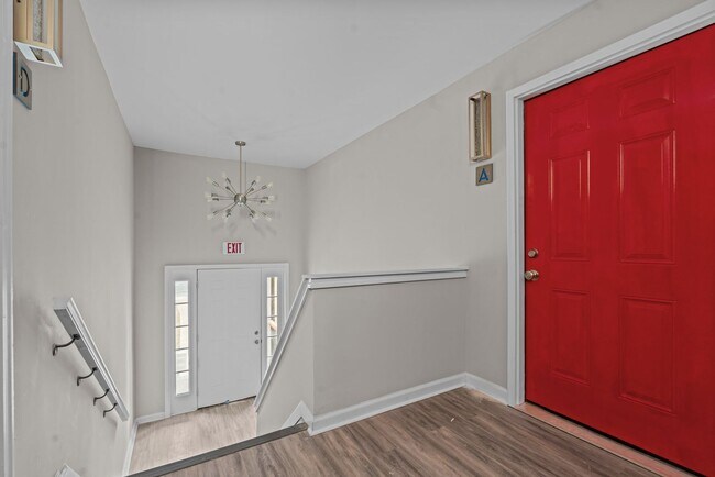Building Photo - Experience Modern Living: Newly Renovated 1 Bed, 1 Bath Apartment Coming Soon!