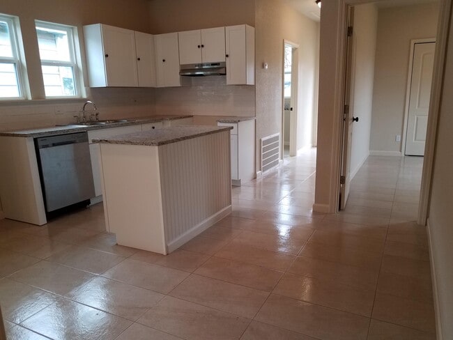 Building Photo - 1016 Center St