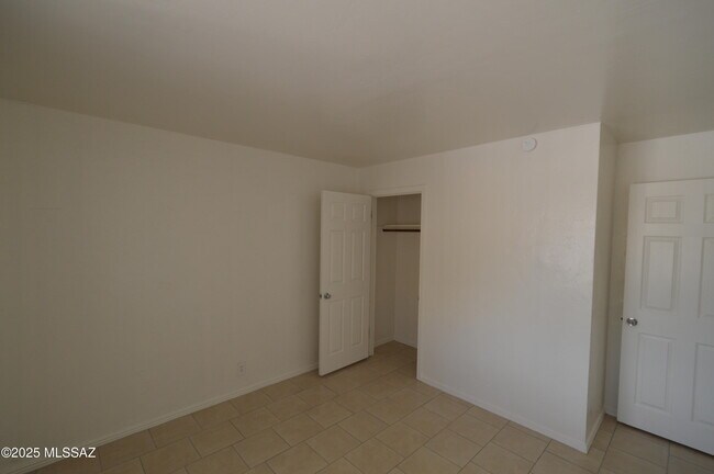 Building Photo - 2362 S Jefferson Ave