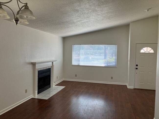 Building Photo - 825 Muscat Way