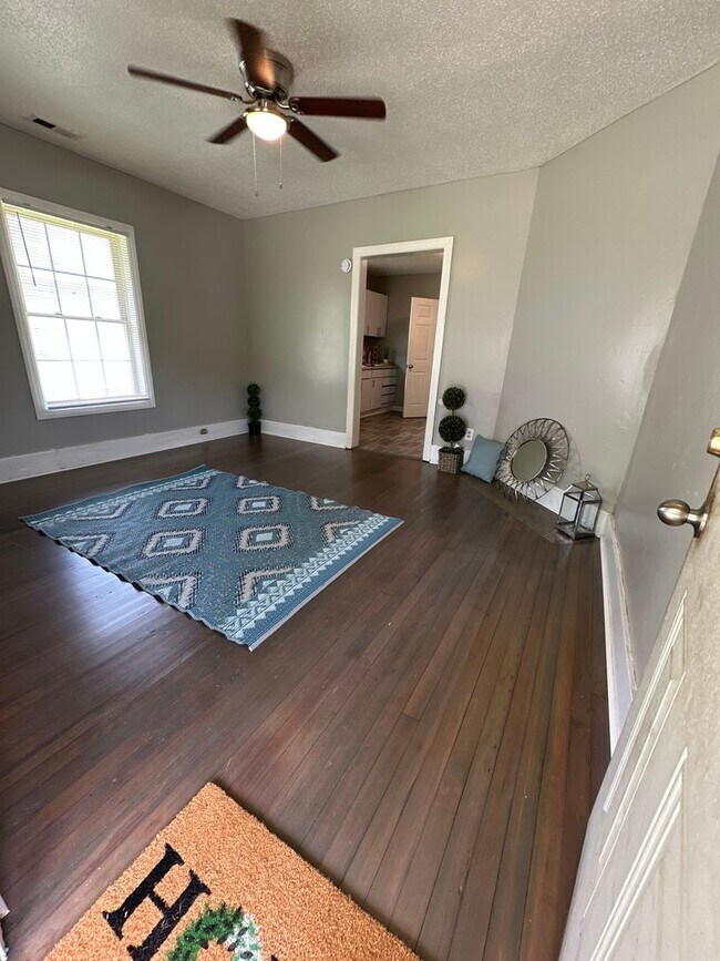 Primary Photo - 3 Bed/ 1 Bath and move-in ready! www.PMCor...
