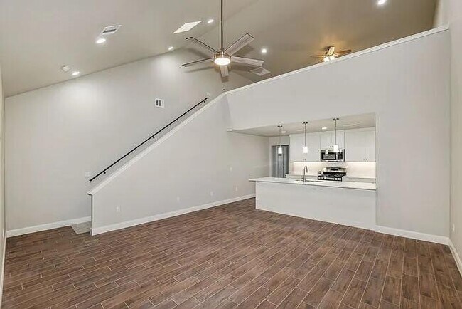 Building Photo - 7617 Woodford Ave