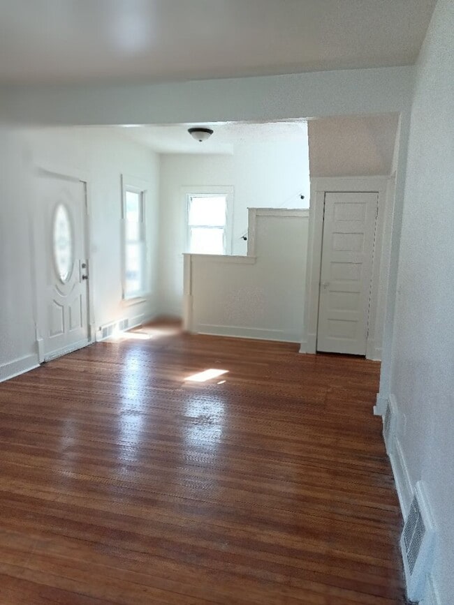 Building Photo - MOVE IN READY!  EASY QUALIFY!