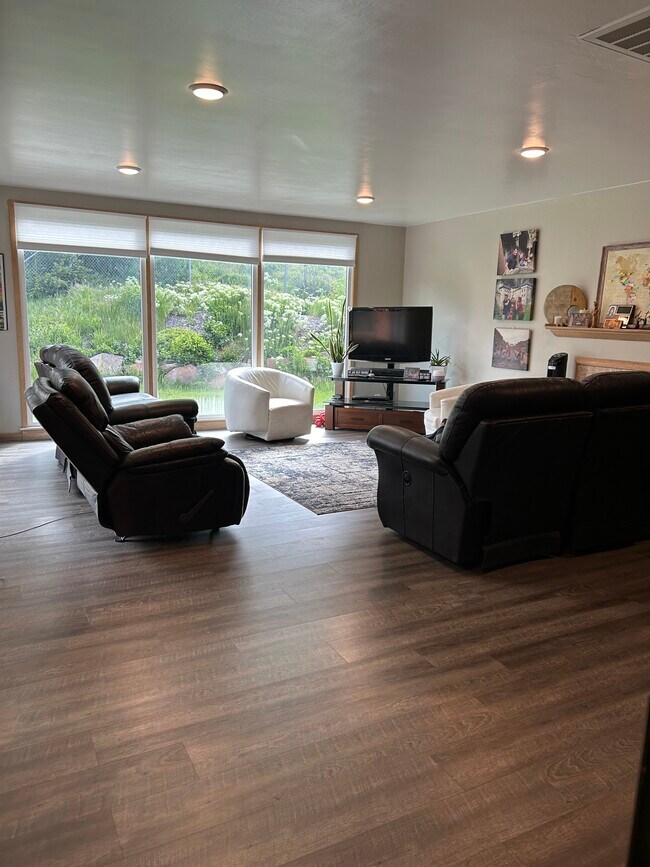 Building Photo - 892 N 1260 E