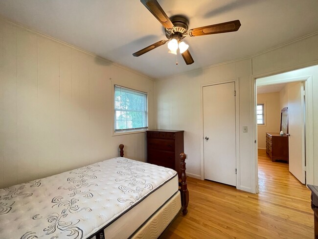 Building Photo - Large Furnished Rancher that Includes Lawn Maintenance and Bonus Room