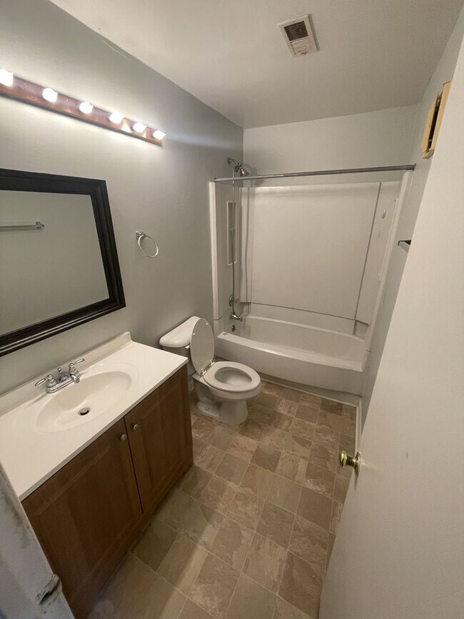 Building Photo - 2br/2ba, fireplace, deck