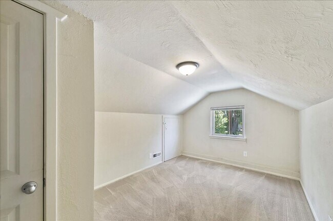 Building Photo - North End corner lot with garden and TONS ...