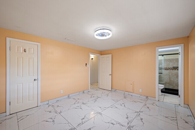 Building Photo - 5718 Greencraig Dr