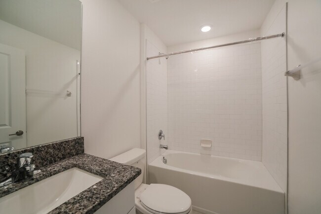 Building Photo - Lovely 3 Bedroom Home