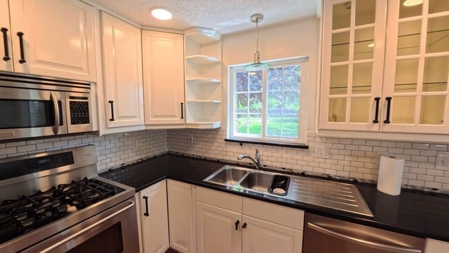 Building Photo - Beautiful Lindon Home