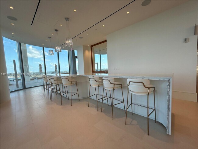 Building Photo - 175 SE 25th Rd