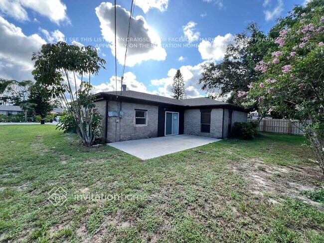 Building Photo - 621 NE Helicon Ln