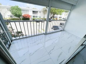 Building Photo - 6395 Bay Club Dr