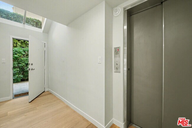 Building Photo - 1021 Westmount Dr