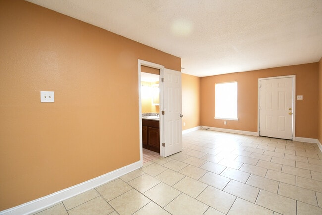 Building Photo - 1732 Carrollwood Dr