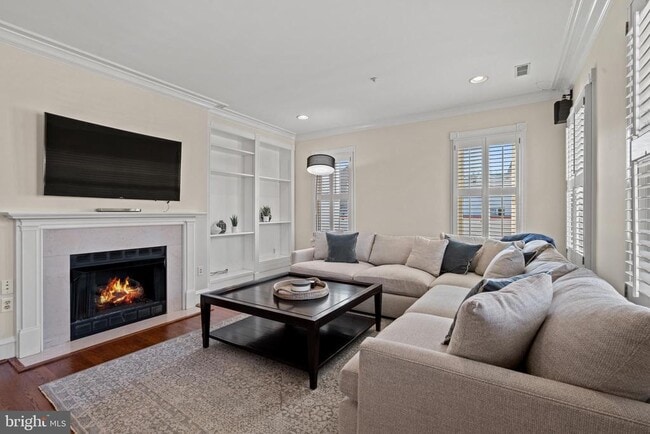 Building Photo - 128 Queen St