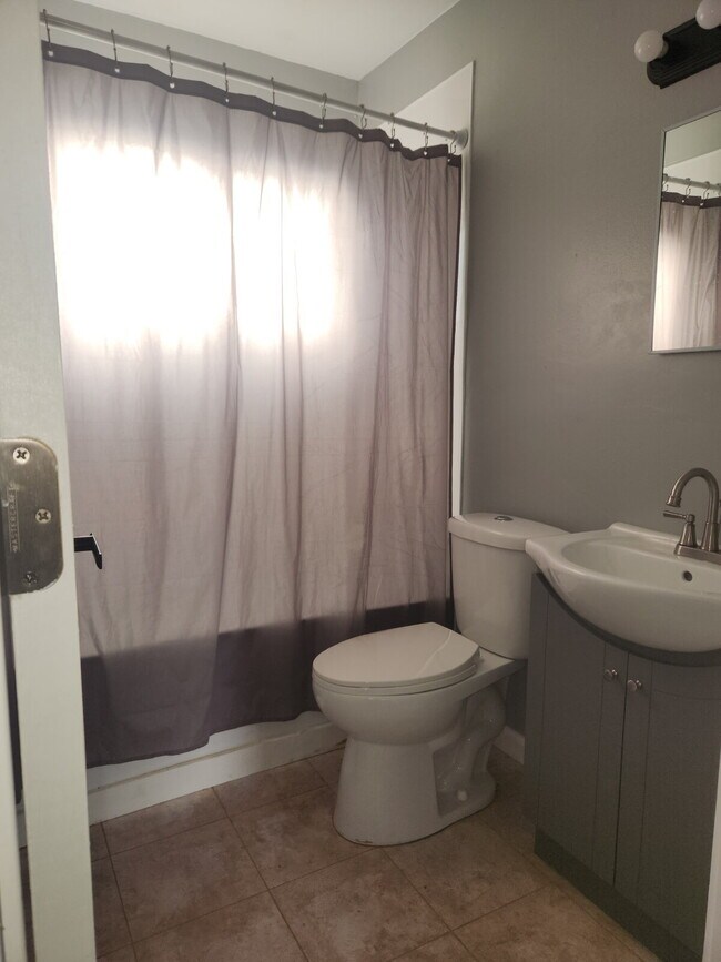 Building Photo - Completely Rehabbed Home in Oakville School District!