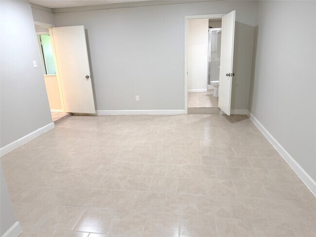 Building Photo - 534 Glenvale Dr