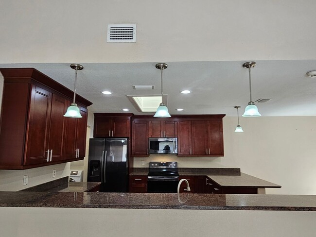 Building Photo - 3 bedroom 2 bath furnished & remodeled hom...