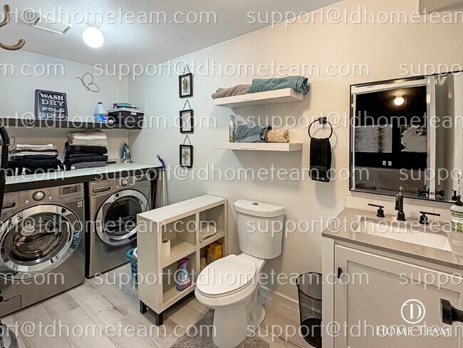 Building Photo - "Charming Lynnwood Home with Finished Basement & Movie Room – Fully Ready for You!"