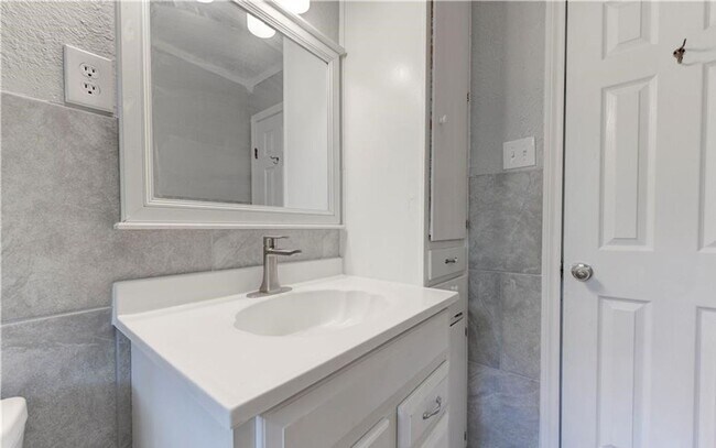 Building Photo - Renovated 3-bedroom House! HOUSING ACCEPTED!