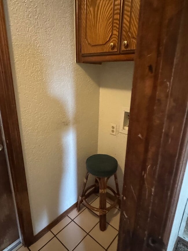 Building Photo - 3 bedroom, 2 bathroom, 2 car garage in Sou...