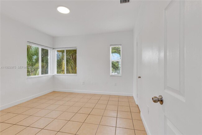 Building Photo - 505 SW 11th St