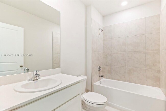 Building Photo - 1032 Champion Ave