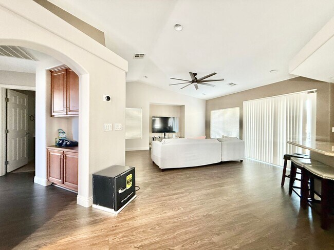 Building Photo - Charming Cul-de-Sac Home with Bonus Room & Backyard